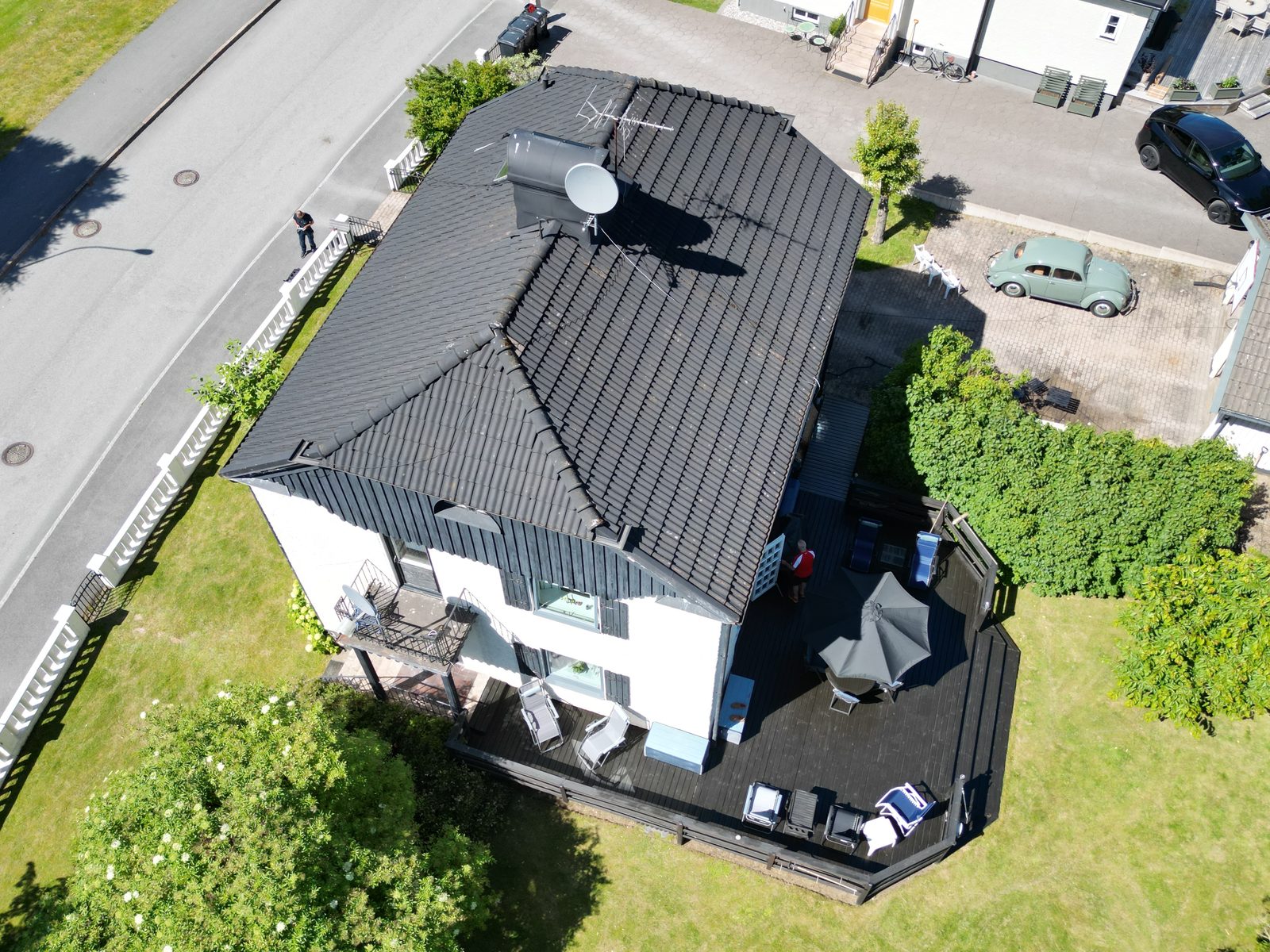 Drönarvy över flerbostadshus med stort tak i Västra Götaland