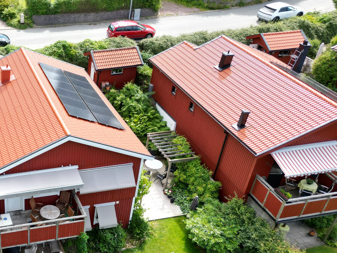 Takbyte utfört av Skantak – Nytt tegeltak – ett av våra takbyten i Västra Götaland, drönarvy.