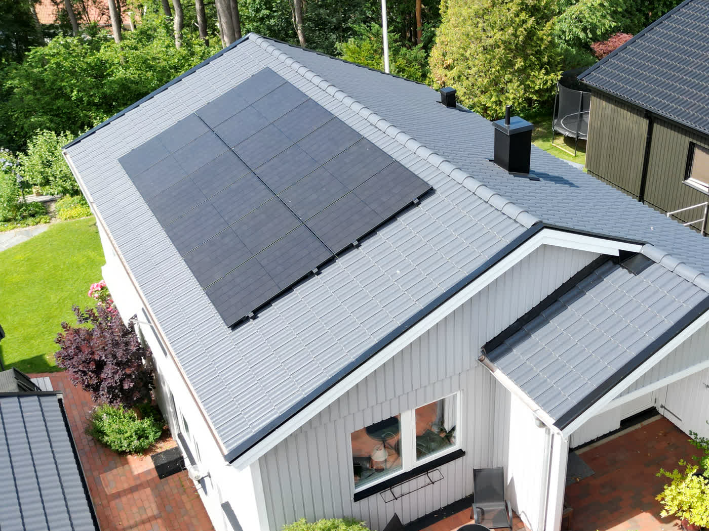 Takbyte utfört av Skantak – Nytt tak med solceller – ett av våra takbyten i Västra Götaland, drönarvy.