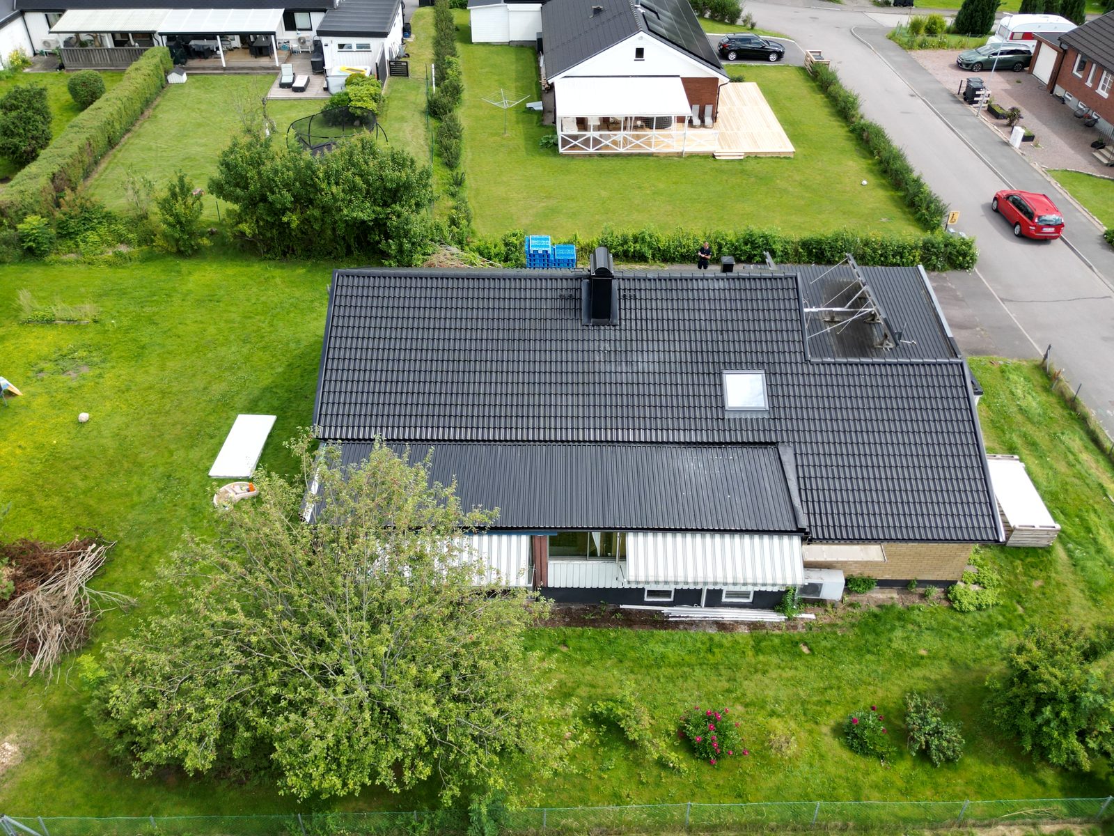 Villa med nylagt tak i betongpannor i Västra Götaland