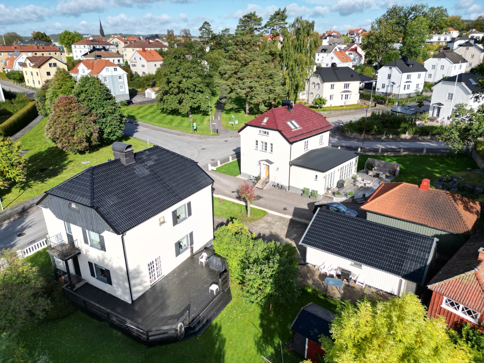Villa med nytt mörkt tak i ett villaområde i Borås, drönarvy