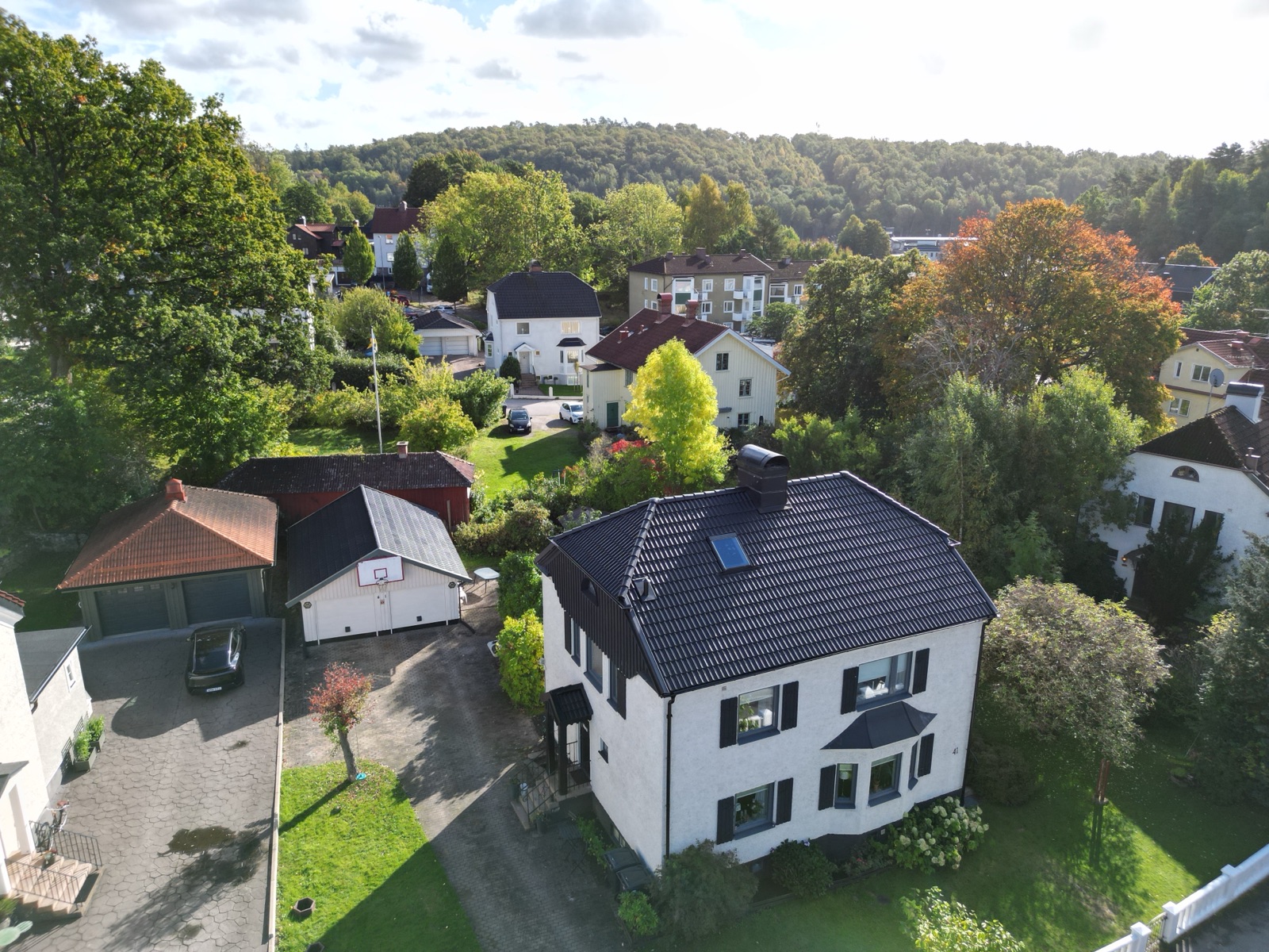 Villa med nytt mörkt tak efter takbyte, drönarvy – Borås