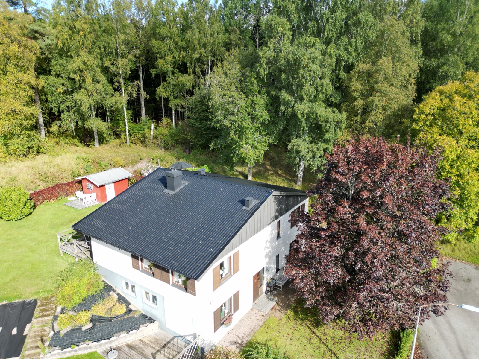 Takbyte utfört av Skantak – Färdigt tak i Hillared, Svenljunga kommun – drönarfoto.