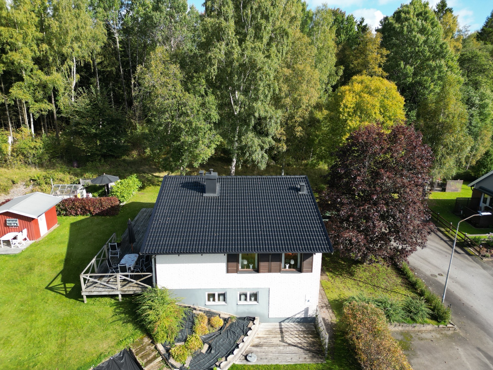 Villa med nytt mörkt tak sett framifrån, drönarvy – Hillared