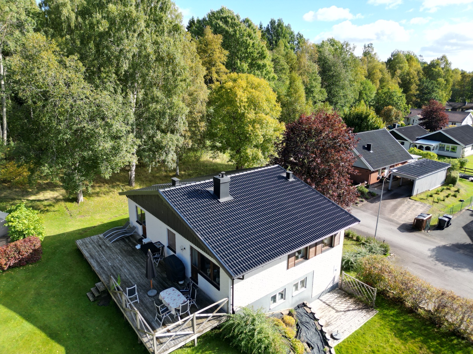 Villa med nytt mörkt tak efter takbytet, drönarvy – Hillared