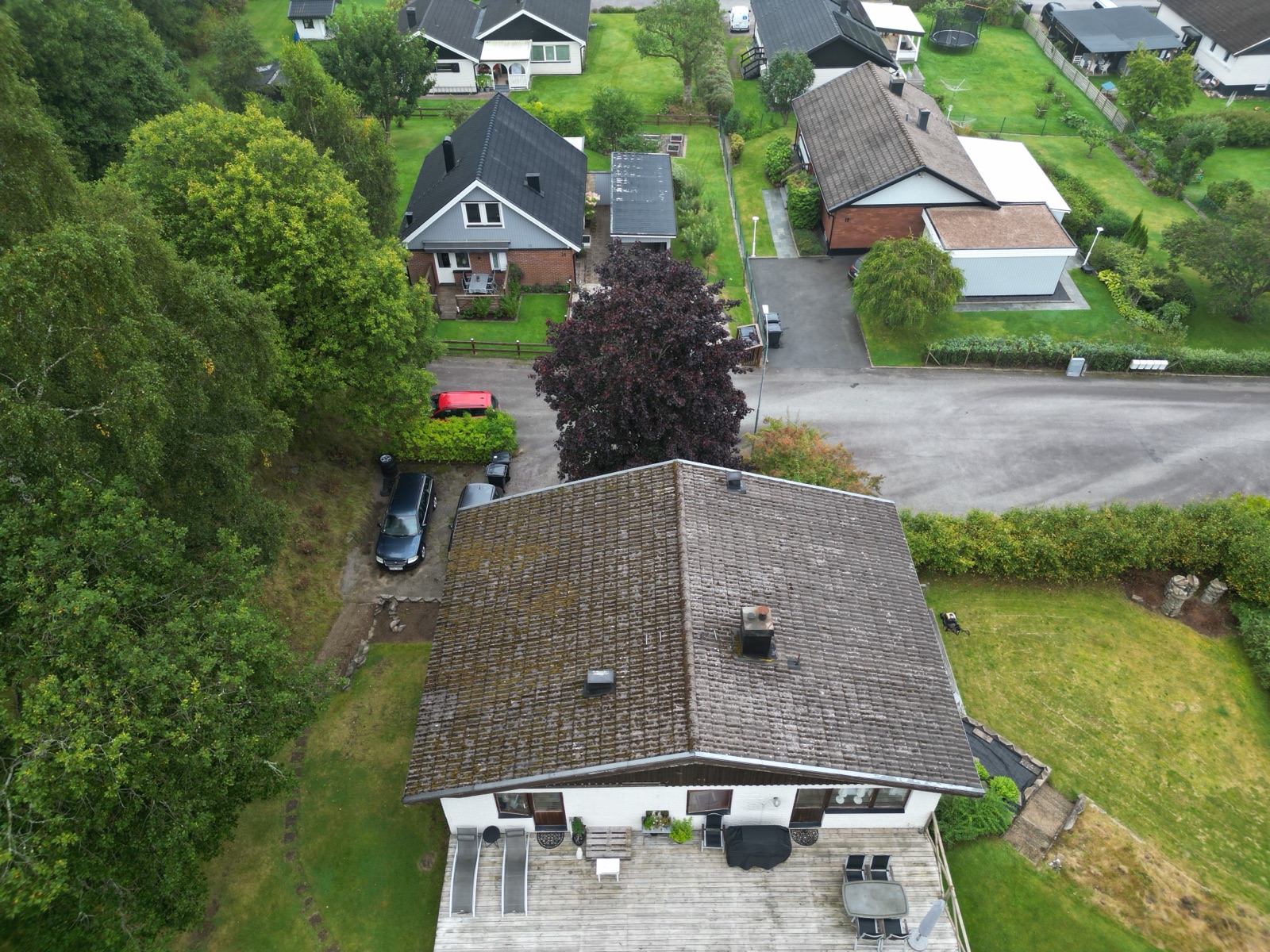 Valmat villatak med betongpannor täckta av mossa, drönarvy – Hillared, Svenljunga kommun