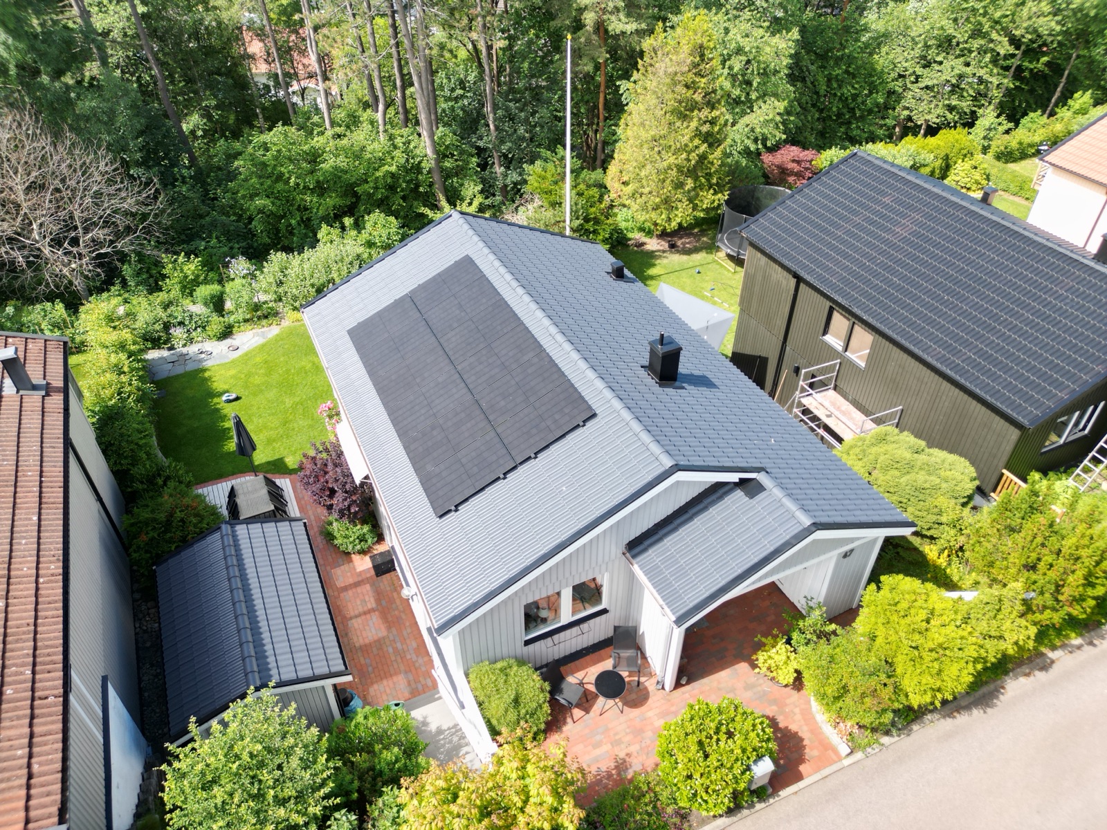 Villa i Mölndal med nytt tak och solceller sedd från sidan, drönarvy