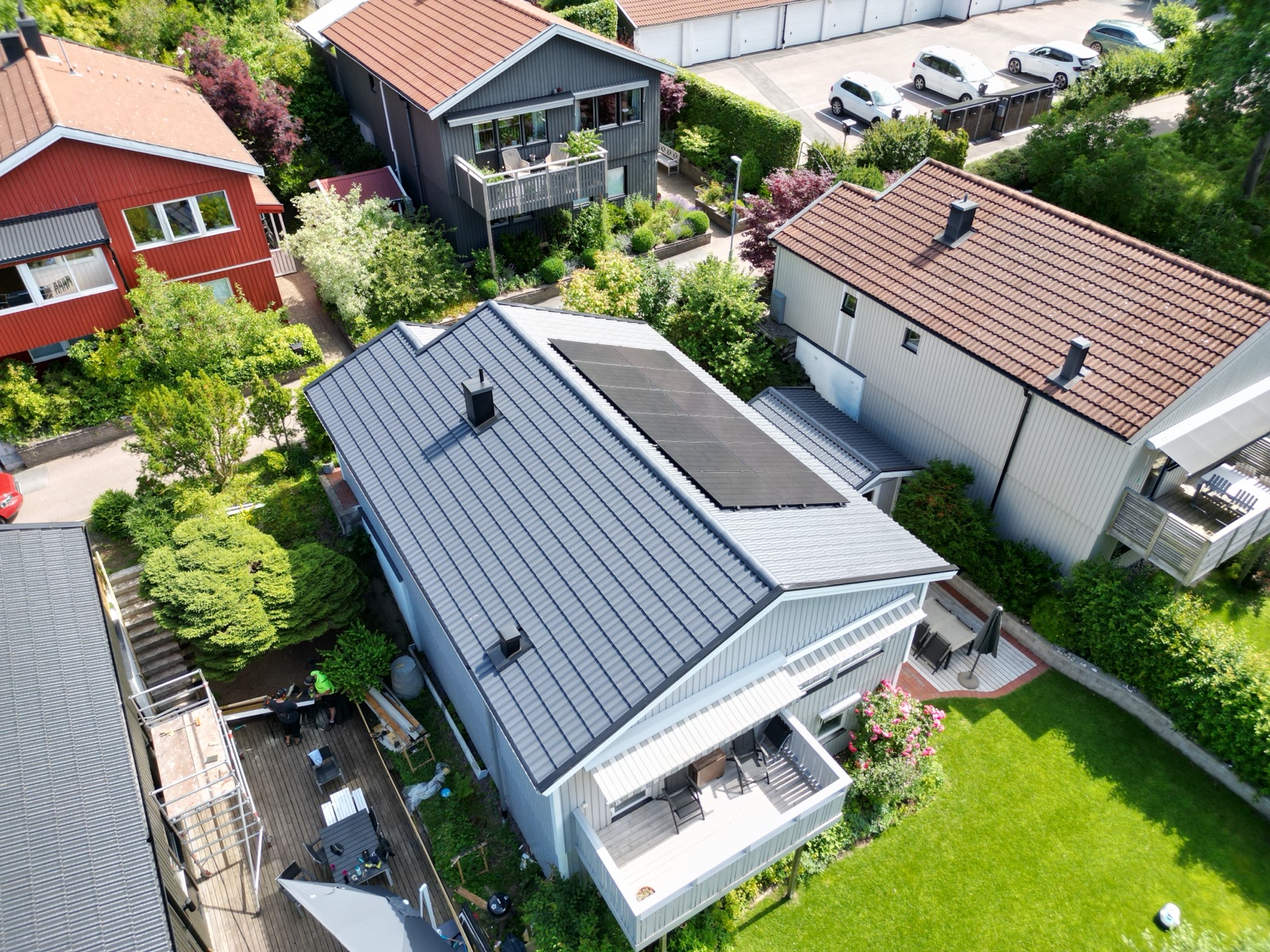 Nytt tak med solpaneler på villa i Mölndal, drönarvy uppifrån