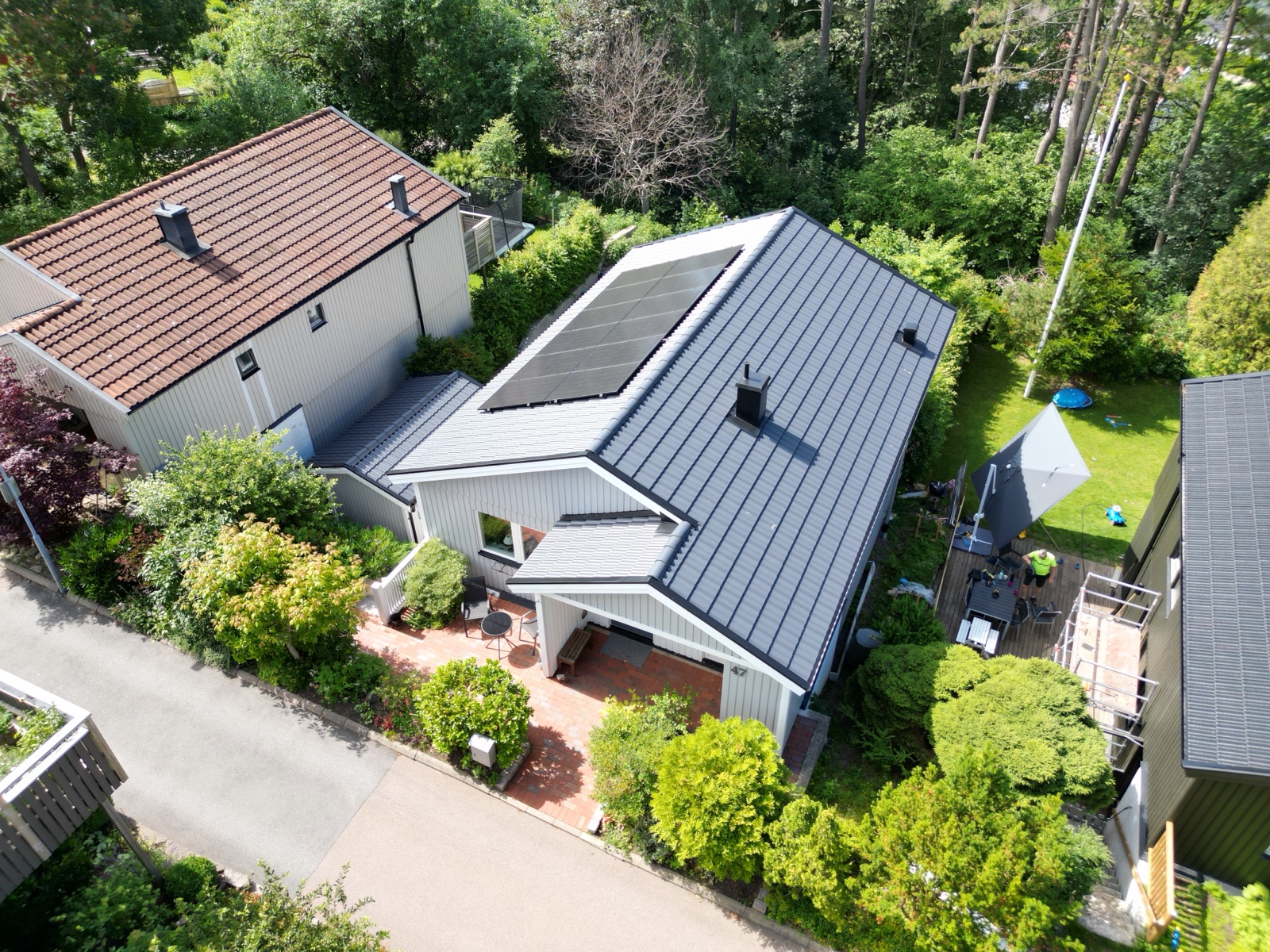 Villa i Mölndal med nytt grått tak och solceller, drönarvy
