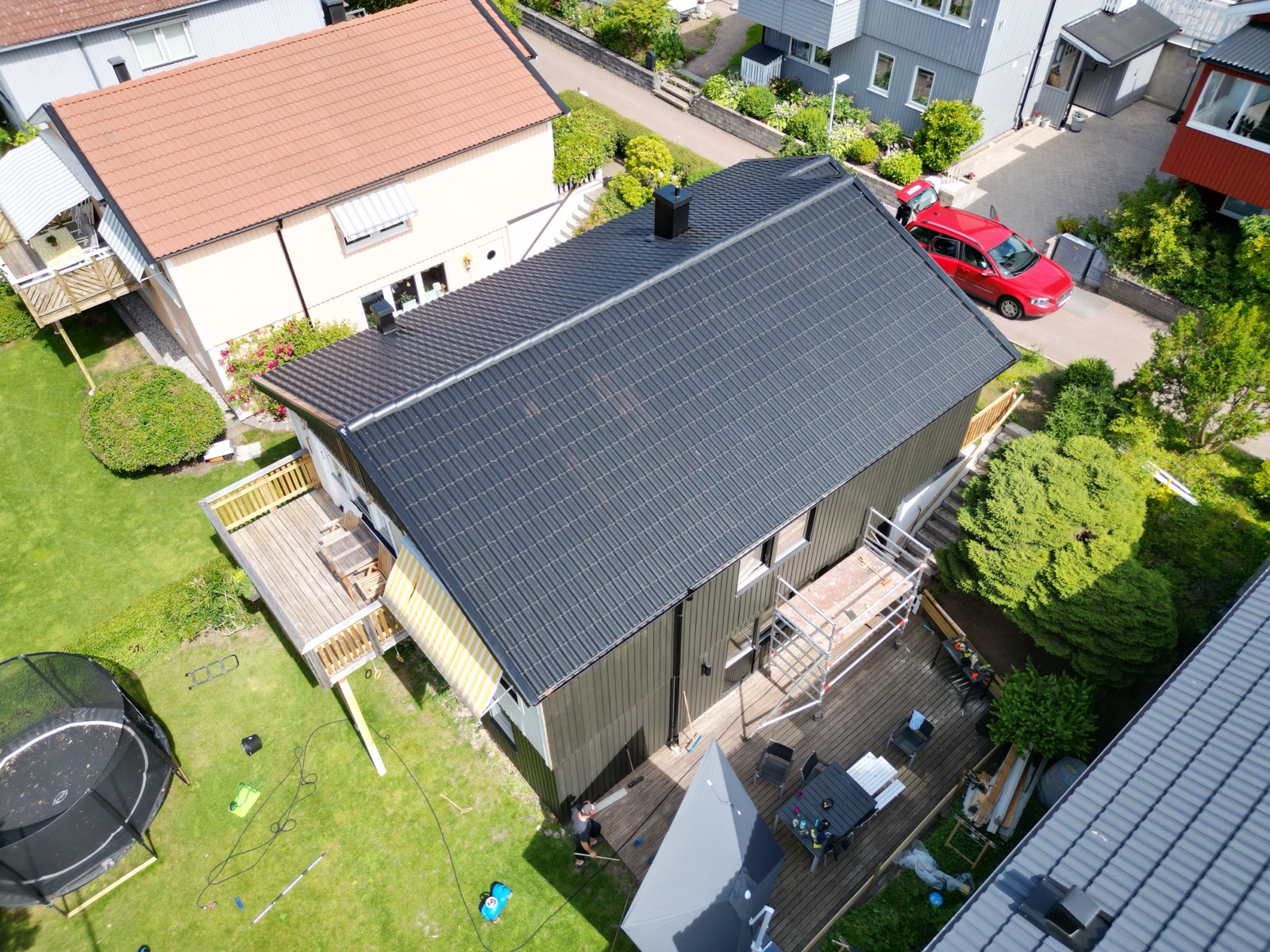 Trävilla i Mölndal med nytt mörkt tak och ställning, drönarvy