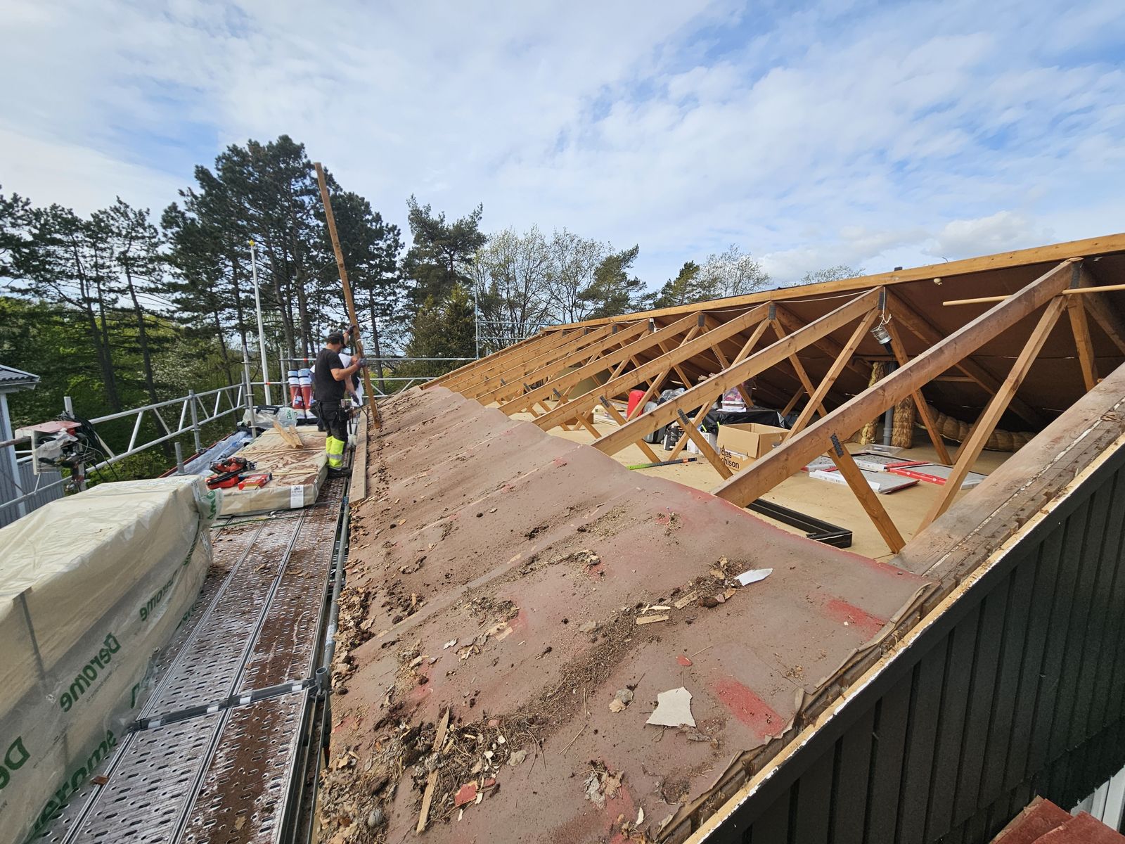 Avtäckt tak med synliga takstolar och ställning – Mölndal
