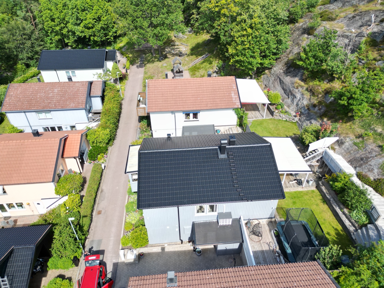 Villa i Mölndal med nytt mörkt tak, drönarvy