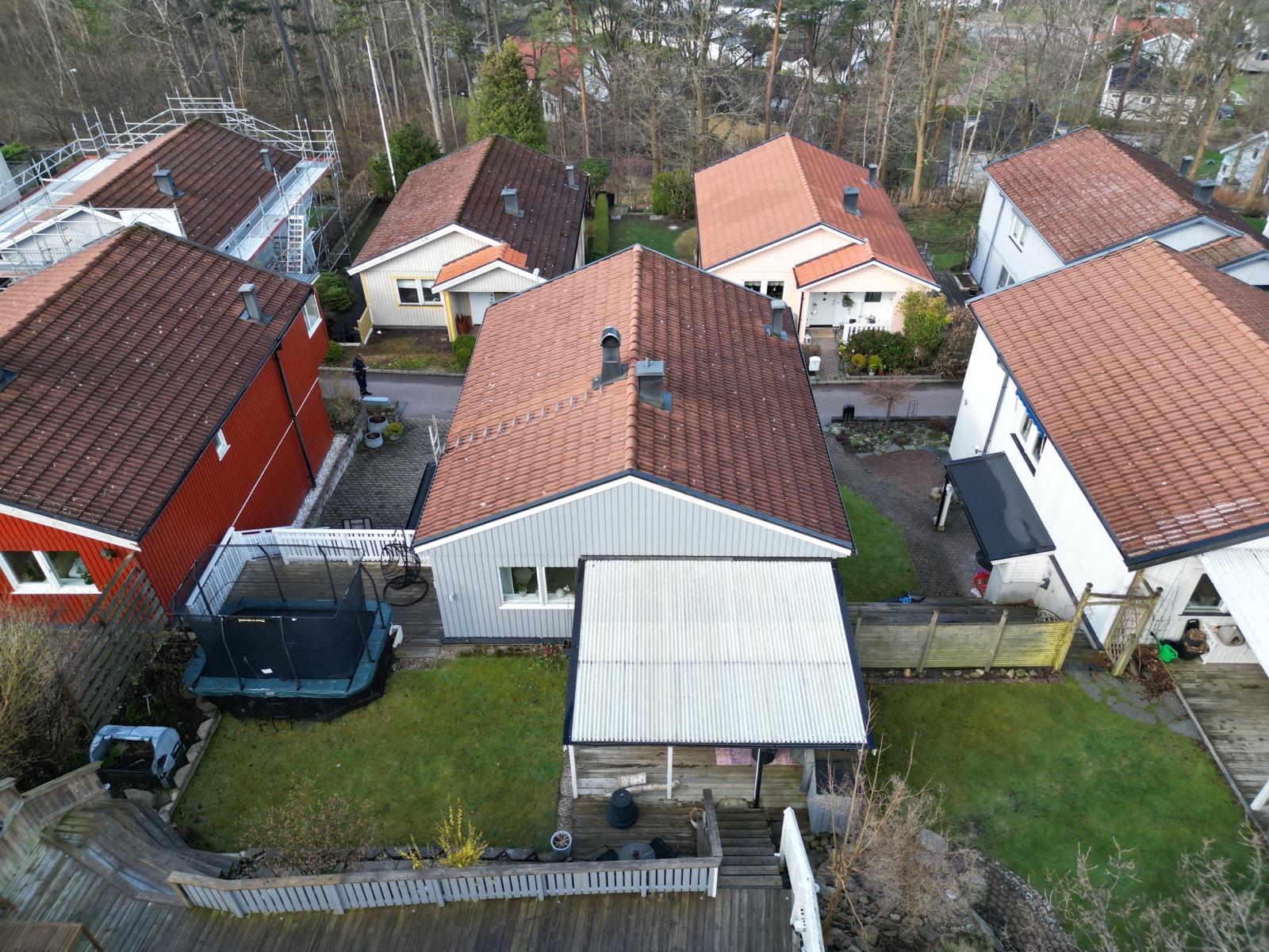Villa i Mölndal med det gamla taket vid besiktningen, drönarvy