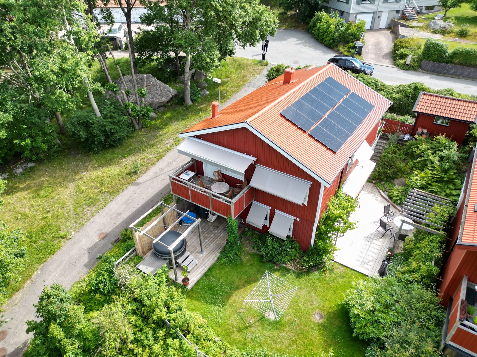 Nytt tegeltak med solceller efter takbyte, drönarvy – villa i Mölndal
