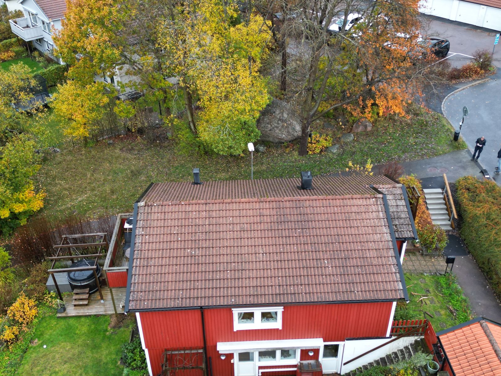 Slitet terrakotta-tak före takbyte, drönarvy – villa i Mölndal