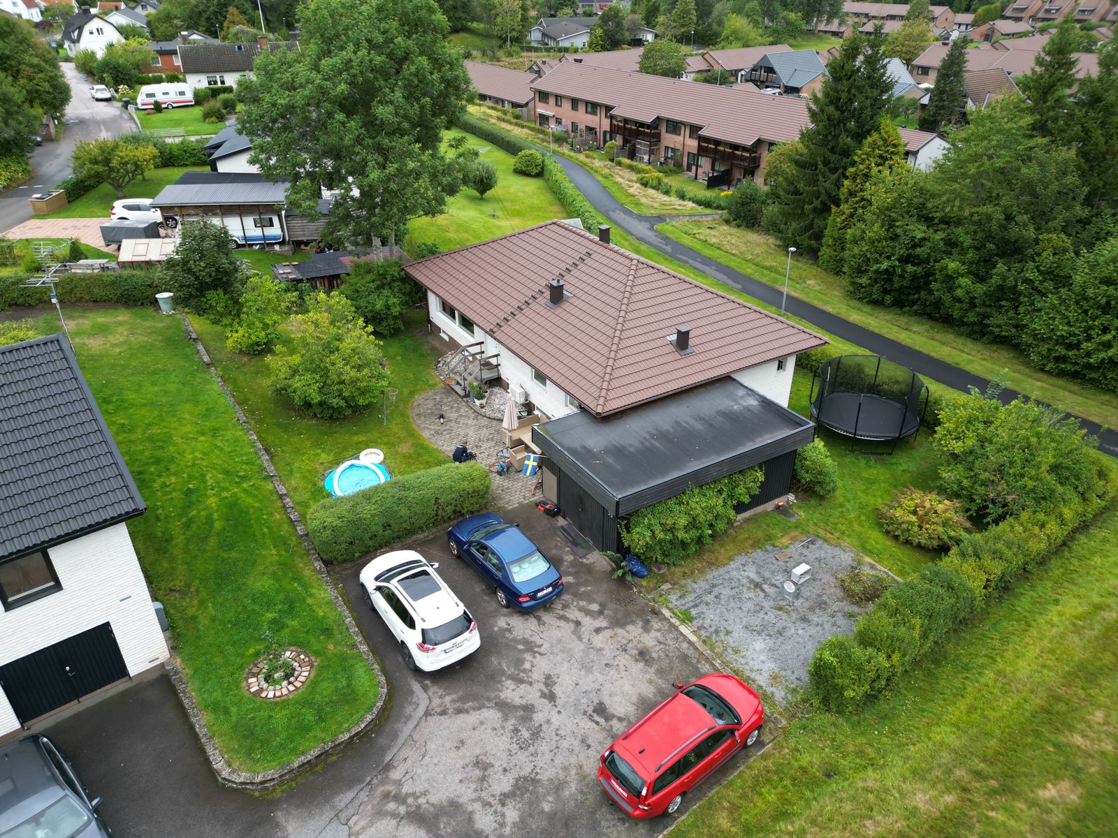 Villa med nytt brunt tak sedd uppifrån – Skene