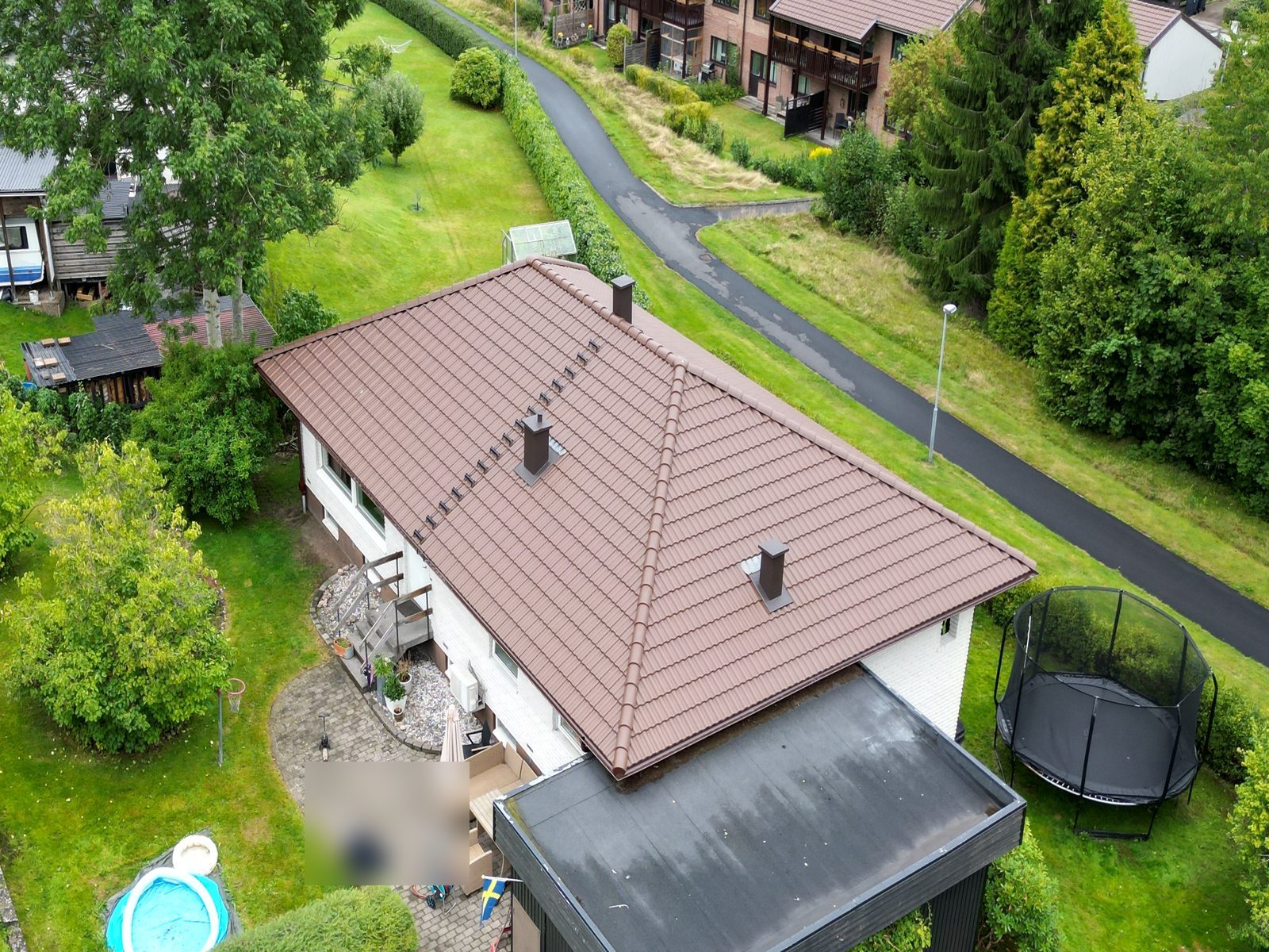 Villa med nytt brunt tak efter takbyte, drönarvy – Skene