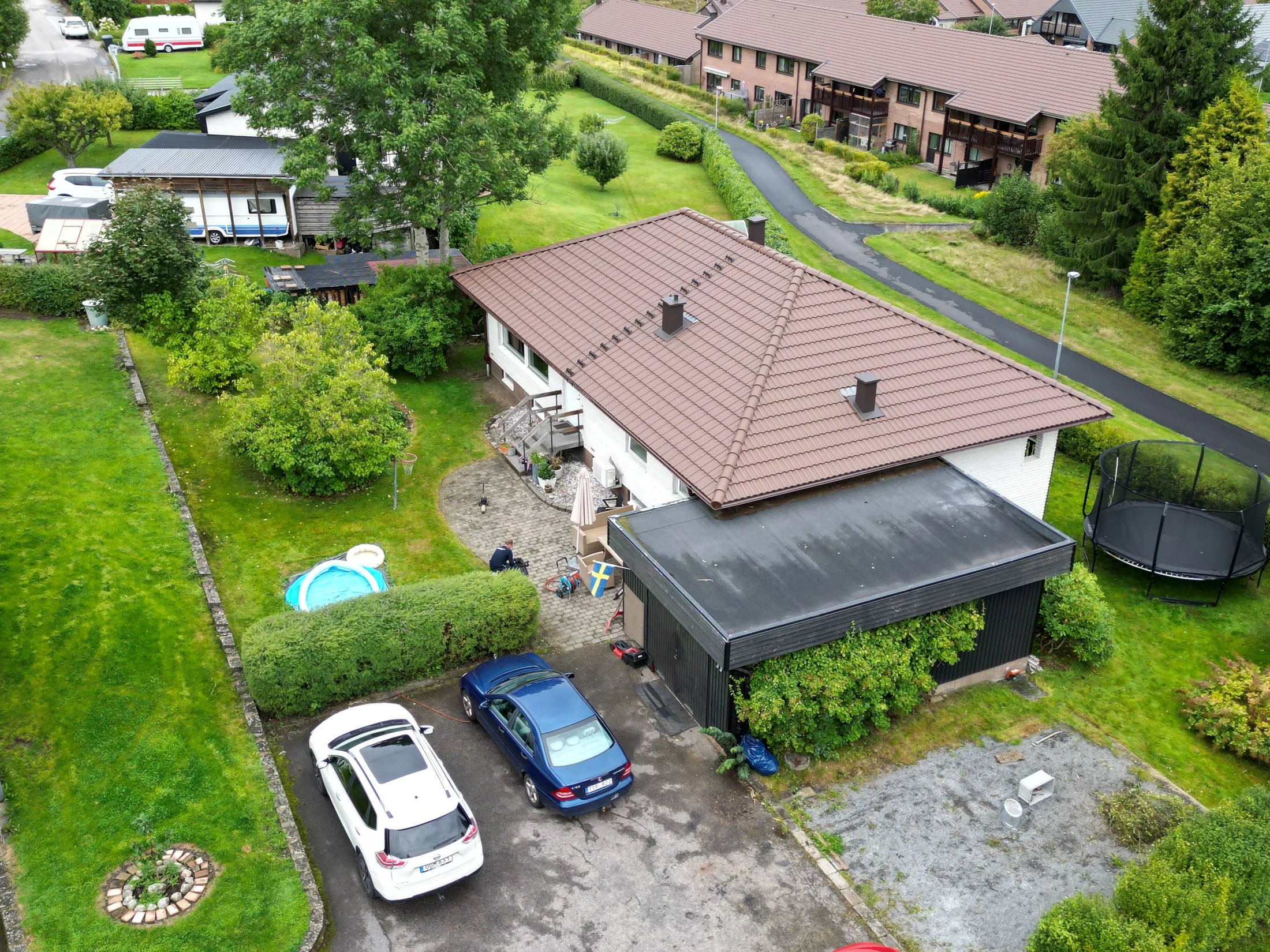 Samma villa i Skene med nylagda takpannor efter Skantaks takbyte, september 2026