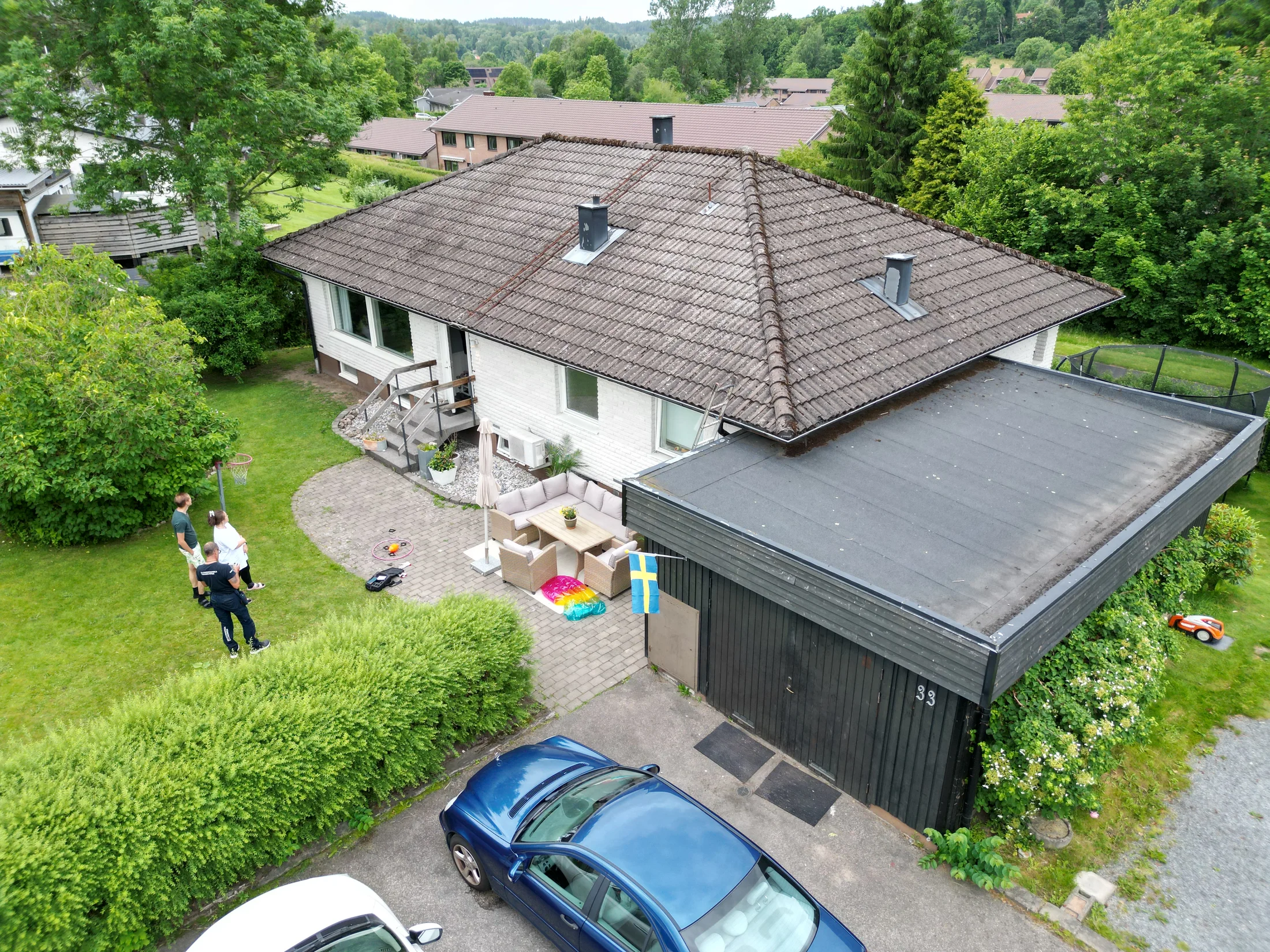Äldre takpannor på en villa i Skene före Skantaks takbyte, juni 2026