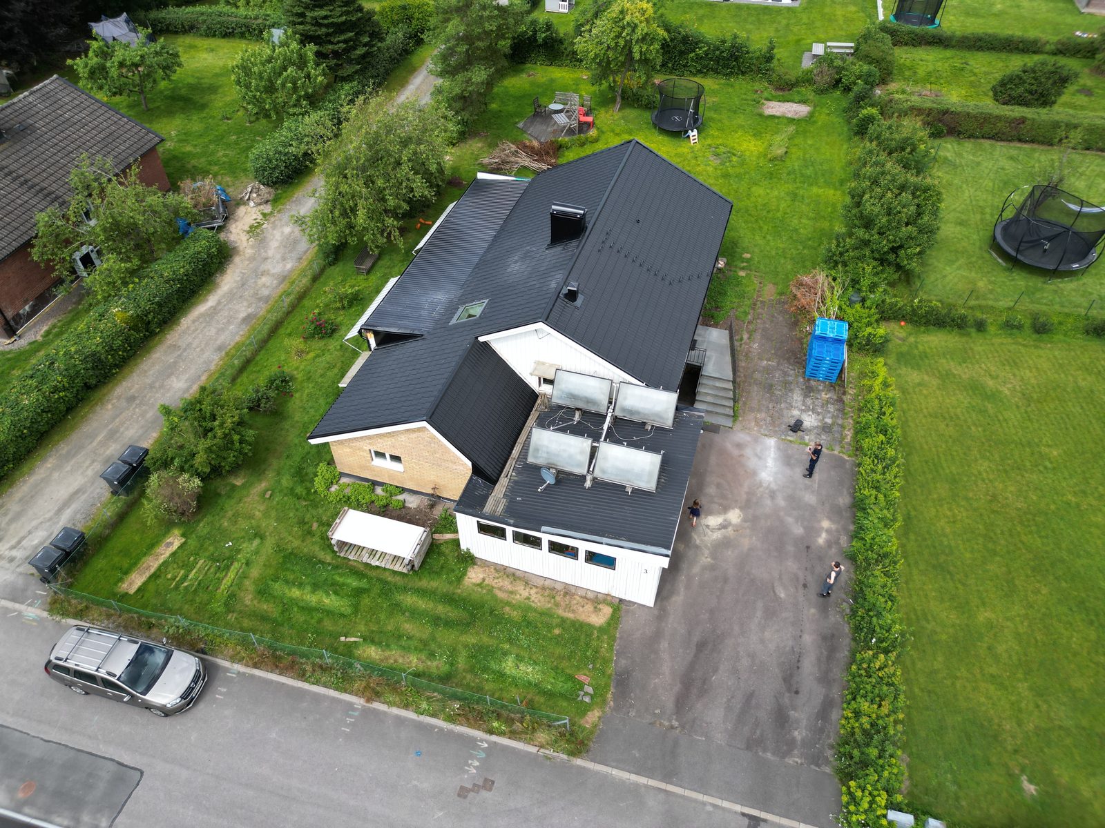 Drönarbild av ett villatak som besiktigas uppifrån